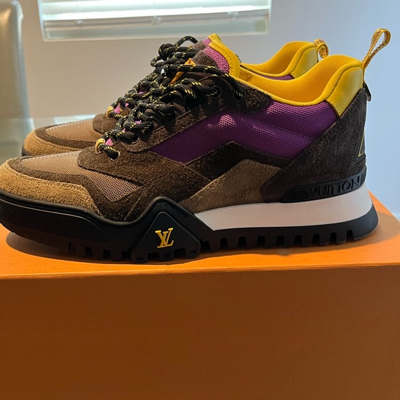 LV hiking sneaker worn once size 8 worn once - Picture 3 of 6